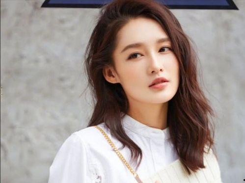 娱乐吃瓜姐李沁是谁,娱乐圈的“吃瓜女王”，揭秘她的星途历程